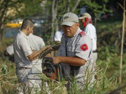 Con machetes y motosierras, elementos de Protección Civil cortan la maleza en el canal San Elías. EL INFORMADOR / F. Atilano