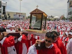 Al iniciar la celebración, inmediatamente reciben las reliquias de Romero; la camisa que usaba el día en que lo asesinaron. EFE / O. Rivera