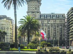 El Palacio Salvo, ubicado en Plaza Independencia, es uno de los sitios turísticos más bellos de Montevideo. ESPECIAL / Wikimedia