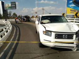 Peritos forenses acuden al sitio para levantar indicios de los hechos. ESPECIAL /