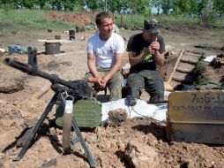 Militares ucranianos toman un descanso en su posición de defensa. El conflicto ha causado más de 6,200 muertes. AFP / P. Zadorozhny