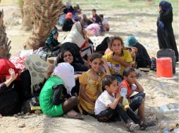 Desplazados por la invasión de EI a Ramadi esperan para cruzar el puente Bzeibez, en la frontera suroeste de Bagdad. AFP / A. Al-Rubaye