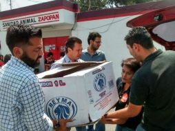 Simpatizantes de Pablo Lemus y ecologistas rescatan a un perro abandonado. TWITTER / @PabloLemusN