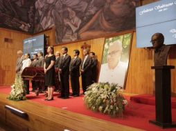 El cuerpo del maestro emérito llegó al mediodía al recinto de su alma mater. TWITTER / @udg_oficial