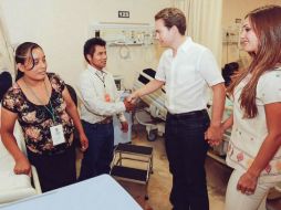 El mandatario chiapaneco, al lado de su esposa la actriz Anahí, de visita en el centro médico Gilberto Gómez Maza. TWITTER / @VelascoM_