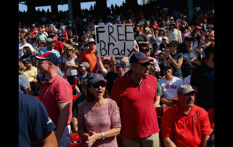 Brady fue castigado luego de que lo relacionaran con los empleados que sacaban aire a los balones. AFP / M. Meyer