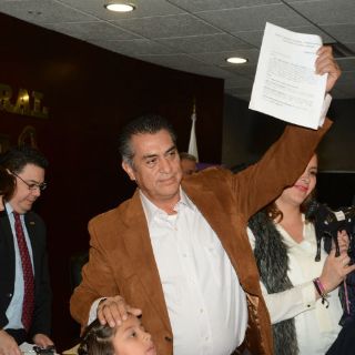 Con antecedentes políticos, la mitad de independientes