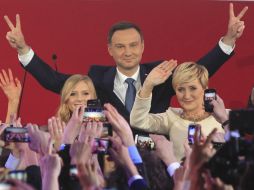 Duda celebró con su esposa y su hija este triunfo. AP / C. Sokolowski