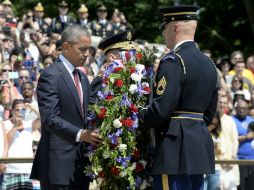 El presidente estuvo en el Cementerio Nacional de Arlington. EFE / O. Douliery