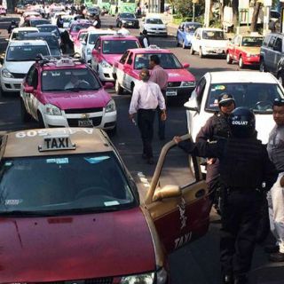 Regulación pondrá fin a conflicto taxistas-Uber: Guajardo