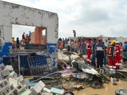 Equipos de emergencia y habitantes inspeccionan la zona afectada por el tornado esta mañana. EFE /