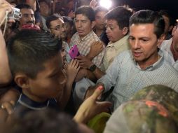 El presidente Enrique Peña Nieto recorrió la zona afectada y habló con habitantes afectados. NTX /