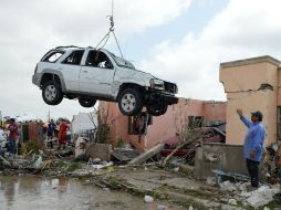 Los autos fueron literalmente arrojados por el viento. Muchos quedaron incluso arriba de las viviendas. EFE /