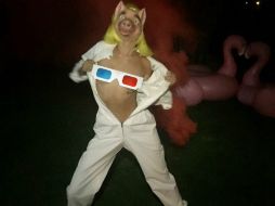 Cyrus, de 22 años, compartió otra fotografía con la misma ropa y peluca amarilla. INSTAGRAM / mileycyrus