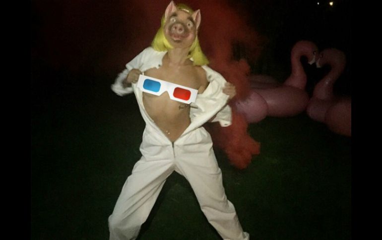 Cyrus, de 22 años, compartió otra fotografía con la misma ropa y peluca amarilla. INSTAGRAM / mileycyrus