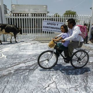 Productores derraman más de 12 mil litros de leche en protesta