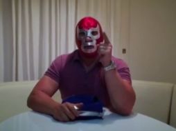 El deportista se despoja de la mítica máscara azul para enfundarse una de color rojo. YOUTUBE / Yo Con Loyola