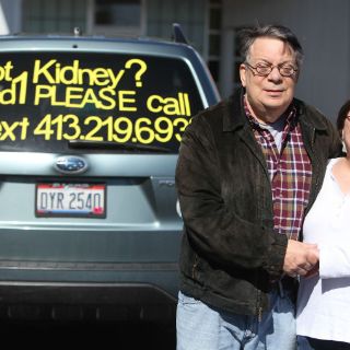 Hombre busca donante de riñón con mensaje en su vehículo