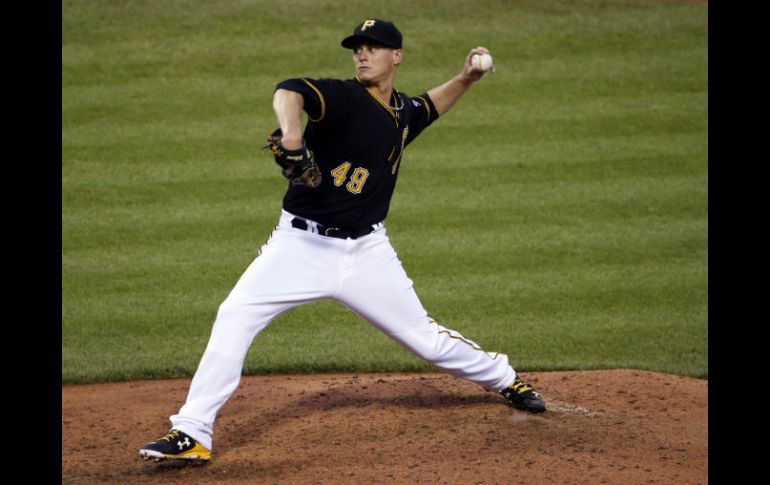 Jeff Locke realiza un lanzamiento durante el tercer inning durante el juego de ayer. AP / G. Puskar