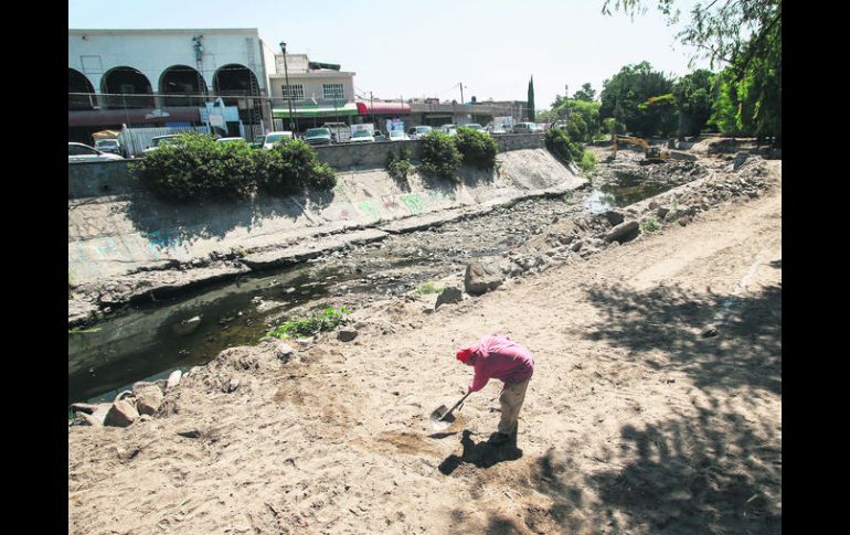 AVANZAN. En la zona ya se encuentran trabajadores realizando sus labores para entubar parte del canal de Atemajac. EL INFORMADOR / A. García