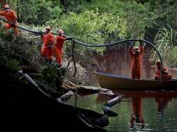 Pemex informó que personal de la refinería y de Conagua, siguen tomando muestras del agua de salida para constatar su calidad. AP / ARCHIVO