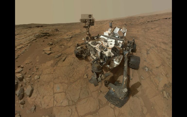 El equipo analiza las imágenes y el terreno para elegir la ruta más adecuada para el Rover. EFE / ARCHIVO