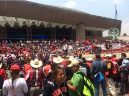 Integrantes del Movimiento Antorchista se congregan este miércoles frente al Auditorio Nacional, como parte de su protesta. SUN / F. Ramírez