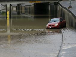 Las inundaciones no sólo arrastraron autos, sino que arrancaron casas de sus cimientos. EFE / A. Sprecher