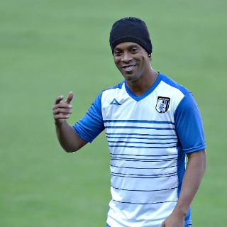 Reciben con halagos a Ronaldinho