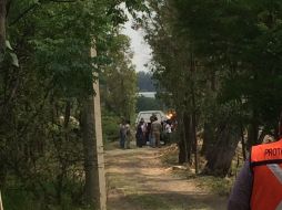 Personal del Servicio Médico Forense acudieron al lugar a levantar el cuerpo para trasladarlo a la morgue. ESPECIAL /