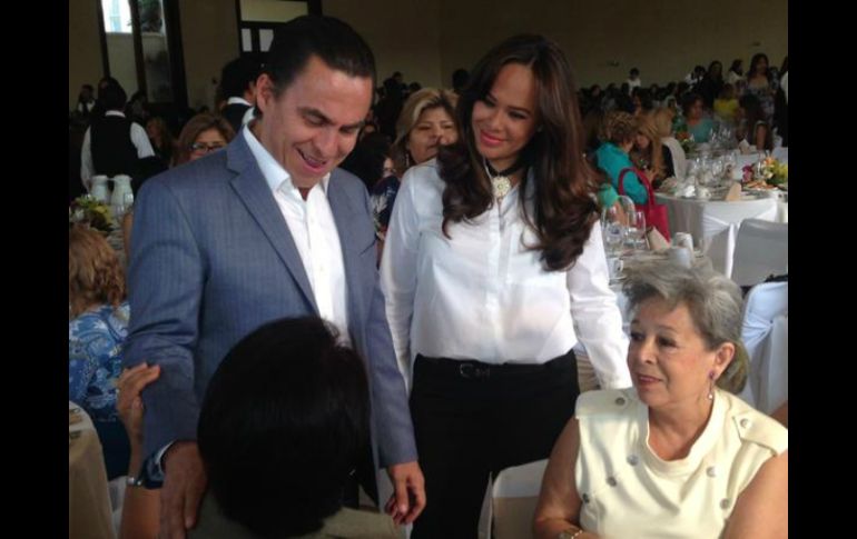 Salvador Rizo estuvo acompañado por su esposa en la reunión. TWITTER / @ChavaRizo