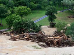 El río Blanco, en Texas, arrasó una caravana que se estrelló contra un puente; dos familias están desaparecidas por esto. AP / G. Hernandez