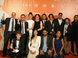 El elenco de 'Güeros' posa con los premios que ganaron en la edición 57 de los Ariel. TWITTER / @AcademiaCineMx