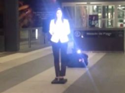 El holograma de Ivonne Álvarez puede encontrarse en plazas y centros comerciales de Nuevo León. YOUTUBE / Sophie Martinez