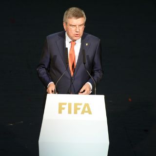 Thomas Bach llama a la FIFA a actuar con transparencia
