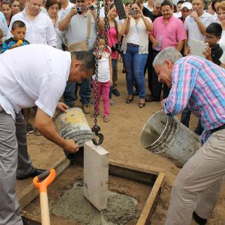 Colocan primera piedra para Hospital Comunitario en La Huerta
