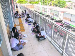 Alumnos de la Secundaria Mixta 75 Manuel Gamio realizan una actividad en el pasillo donde se encuentran sus nuevos salones de clase. EL INFORMADOR / F. Atilano