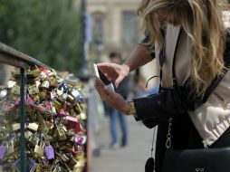 Los candados representan para muchos una monstruosidad en el puente más pintoresco de París. AFP / C. Triballeau