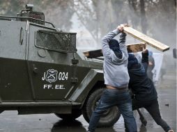 Varias empresas deciden acortar los horarios laborales y el comercio en el centro de Santiago cierra para evitar destrozos. AFP / V. Rodas