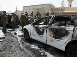 El atacante detona los explosivos en el estacionamiento de la mezquita y provoca el incendio en otros vehículos. EFE / Str A. Saudí