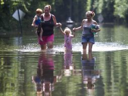 Habitantes de Knights Forest, en Texas, desalojan sus comunidades. AP / J. Fochtman