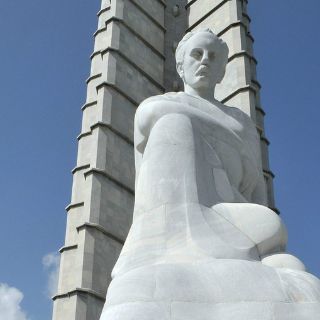 Mancera deja ofrenda en monumento a José Martí