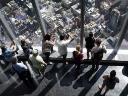 Varias personas observan las vistas desde el nuevo observatorio del edificio One World Trade Center de Nueva York. EFE / J. Lane