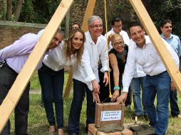 Jaime Agustín González Álvarez (centro), titular de la Secretaría de Salud en Jalisco, durante la colocación de la primera piedra. ESPECIAL / Secretaría de Salud