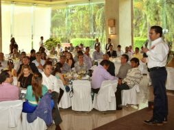 En el encuentro con empresarios, el candidato priista los invitó a formar alianzas para ofrecer más empleos a ciudadanos. ESPECIAL / Chava Rizo