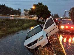 Un vehículo volcó dentro de un canal en Zapopan; los tripulantes ya fueron auxiliados y se encuentran fuera de peligro. TWITTER / @UMPCyBZ
