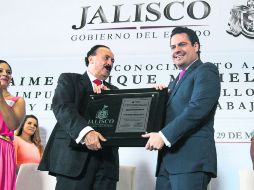 Entrega. El empresario recibe el galardón. ESPECIAL /