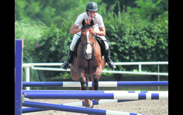 Abierta a 1.10 metros. Juan Ángel Hernández, a lomos de 'Tlajomulco', durante su recorrido en la prueba estelar de la jornada. EL INFORMADOR / F. Atilano