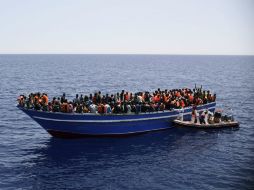 Los viajes de barcazas con ilegales que parten del norte de África, en particular de Libia, continúan pese al naufragios. EFE / I. N'gadi