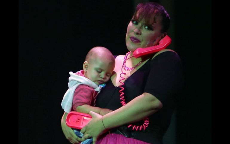 La Vale hace la presentación teatral de su hijo Daniel Nicolás. NTX / J. Arciga